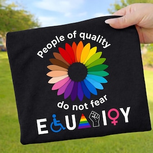 Las personas de calidad no temen a la igualdad PNG, diseño de camiseta del orgullo del girasol arcoíris, sublimación inclusiva, descarga digital de derechos humanos PNG