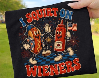 Ik spuit op worstjes PNG, grappig hotdog-ketchup T-shirtontwerp voor 4 juli, BBQ-sublimatie, patriottische humor voor volwassenen, digitale download PNG