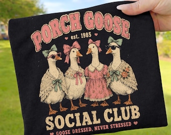 Vrouwen Porch Goose Social Club PNG, Grappige Ganzenliefhebber Retro PNG, Vintage Ganzen Meme Sublimatie Ontwerp, Boerderij Porch Goose Shirt PNG