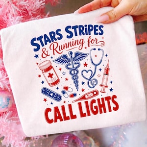 Könnte beinhalten: Weiße Canvas-Tasche mit patriotischem Design mit medizinischen Symbolen und dem Text "STARS STRIPES & Running for CALL LIGHTS" in Rot und Blau. Enthält ein Stethoskop, einen Caduceus, Pillen und ein Thermometer.