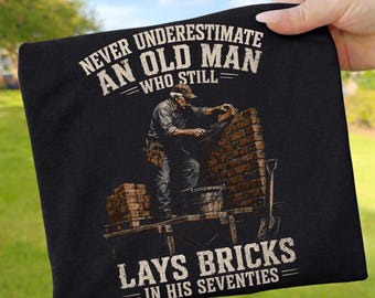Bricklayer PNG Sublimation Design, Never Underestimate An Old Man Who Still Lays Bricks, Funny Mason Gift, Bricklaying PNG Digital Download