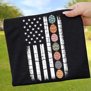 Könnte beinhalten: Handgefertigtes Holzschild mit dem Text "Welcome to our home" in handschriftlichem Stil. Das Schild ist weiß mit schwarzer Schrift bemalt und hat ein Used-Finish, ideal für die Inneneinrichtung.