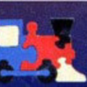 Peut inclure: Un puzzle en bois représentant un hélicoptère rouge, un train bleu et un camion vert. Chaque véhicule a une forme et une couleur uniques.