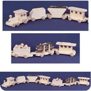 Könnte beinhalten: Ein hölzernes Spielzeug-Zugsset mit einer Lokomotive, einem Kohlewagen, einem Holzwagen und einem Personenwagen. Der Zug ist weiß lackiert und hat schwarze Räder.