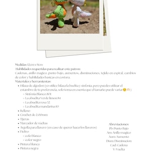 Puede incluir: Dos peque&ntilde;as figuras de dinosaurios tejidas a crochet, una verde con detalles naranjas y otra blanca con detalles rosas, se encuentran frente a frente. Cada figura tiene una argolla met&aacute;lica para llavero en la cabeza. Miden 12 cm por 9 cm.