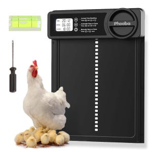 Puede incluir: Una puerta automática negra para gallinero con una pantalla digital que muestra la hora y la configuración. Una gallina blanca y polluelos están frente a la puerta. Se incluye un nivel y un destornillador. La marca "Phooba" es visible.