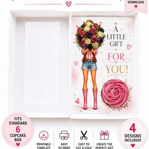 Op de afbeelding: Een digitale download-sjabloon voor een cupcake-doos-inzetstuk met een afbeelding van een figuur die een grote bos bloemen vasthoudt, gekleed in een spijkerbroek en roze laarzen. De tekst luidt A LITTLE GIFT FOR YOU, met print- en snijpictogrammen.