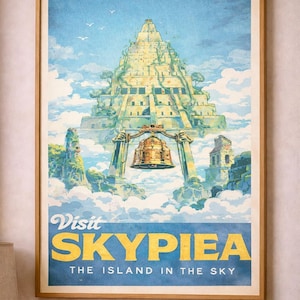 Könnte beinhalten: Gerahmtes Vintage-Reiseposter mit einer Fantasielandschaft. Das Poster zeigt eine große, gestufte Struktur mit einer goldenen Glocke, vor einem blauen Himmel mit Wolken. Der Text lautet "Visit SKYPIEA, The Island in the Sky."