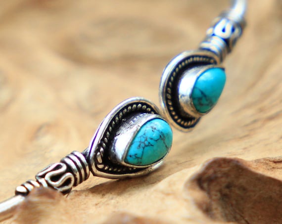 TURQUOISE CRYSTAL BANGLE - Silver Plated Healing Crystal Chakra bracelet - Vintage feel - Antique silver style - Blue crystal jewelry gift