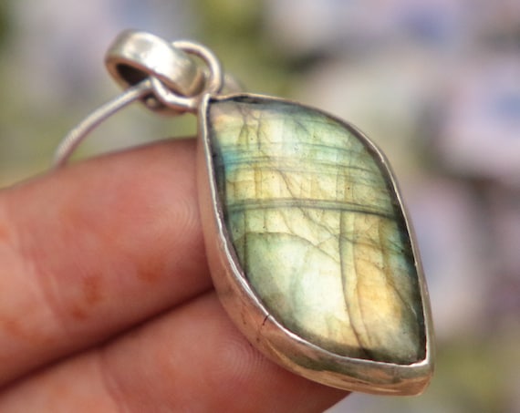 GLOWING LABRADORITE NECKLACE - 925 Sterling Silver Necklace - Rare Shape - Crystal Necklace - Gemstone - Throat Chakra - Bespoke - Gift