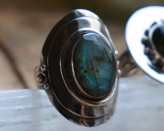 LABRADORITE SHIELD RING - Rare Facet - 925 Sterling Silver - Healing Crystal - Gemstone - Gift - Glowing Ring - Vintage style - Handmade