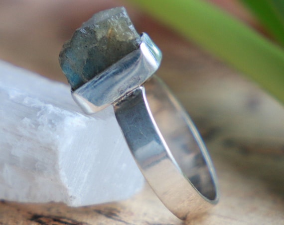 LABRADORITE CHIP RING - Sterling silver - 925 ring - Natural Crystal - Rough Gem - Raw - Crystal - Glowing iridescent - Throat Chakra stone