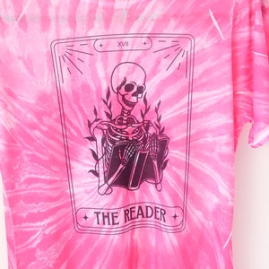 LECTOR TIE DYE - Camiseta de Tarot - Hippie - Gótica - Infantil - Adolescente - Bruja - Wicca - Lectura de Tarot - Tarot - Oráculo - SkeletonTop