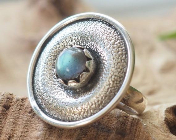 LABRADORITE SHIELD RING - Textured Ring - 925 Sterling Silver - Healing Crystal - Rustic - Glowing Gem - Vintage style - Adjustable Ring