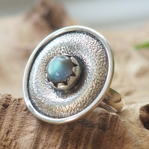 LABRADORITE SHIELD RING - Textured Ring - 925 Sterling Silver - Healing Crystal - Rustic - Glowing Gem - Vintage style - Adjustable Ring