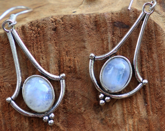 AMAZING MOONSTONE EARRINGS - Glowing Crystal Earrings - Silver Plated Healing Crystal Jewellery - Moon - Vintage Dangle Earring - Unique