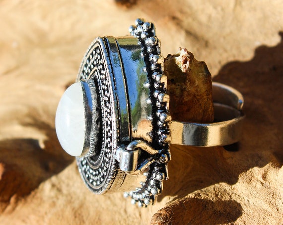 MOONSTONE BOX RING - Pill Box - Silver plated - Crystal locket Ring - Stash box Ring - Festival - Perfume Ring - Sale - Vintage - Gemstone
