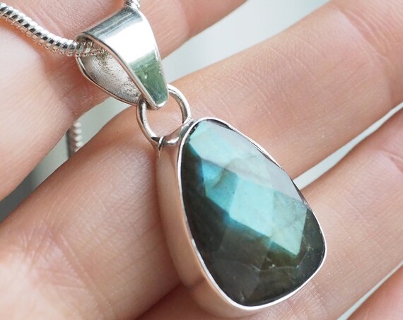CUTE LABRADORITE FACET - Rare faceted 925 Sterling Silver Necklace - Healing Crystal Choker - Glowing Crystal Gemstone - Throat Chakra Gift