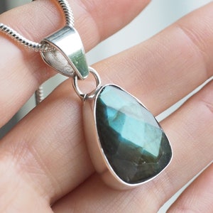 CUTE LABRADORITE FACET - Rare faceted 925 Sterling Silver Necklace - Healing Crystal Choker - Glowing Crystal Gemstone - Throat Chakra Gift