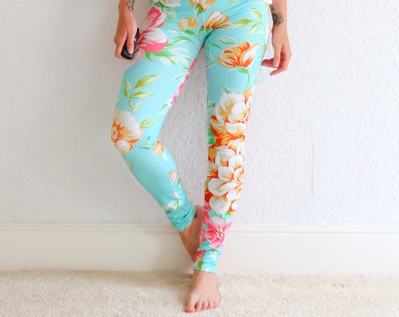 BOTANICAL FLOWER LEGGINGS - Floral Print Active wear - Tropical Yoga leggings - Fitness - Workout - Gym - Casual - Bride to be - Summer Yogi