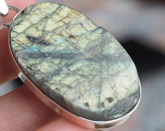 RAW LABRADORITE NECKLACE - Glowing Rough Magic Crystal - Mountains - Raw iridescent Gemstone - Immune System help - Healing Mental Health