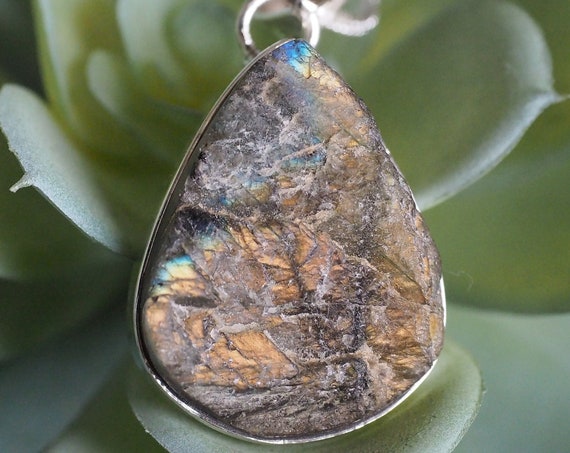 LABRADORITE MYSTIC CRYSTAL - Glowing Raw Magic Crystal - Mountains - Rough iridescent Gemstone - Immune System Boost - Lower Bp Healing