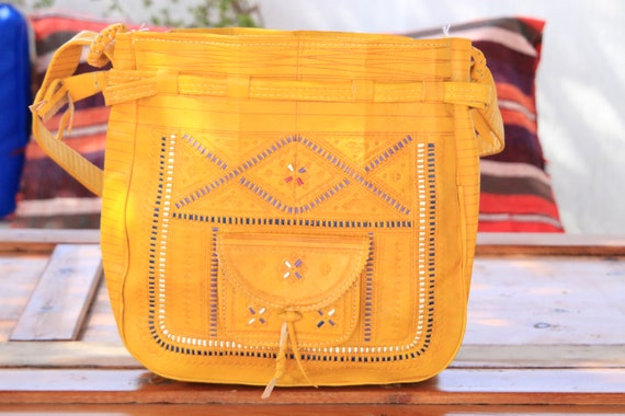 AMAZING YELLOW HANDBAG - Bucket Shoulder bag - Hand tooled Satchel - Bohemian Leather bag - Hippie - Vintage 60's bag - 70's summer bag