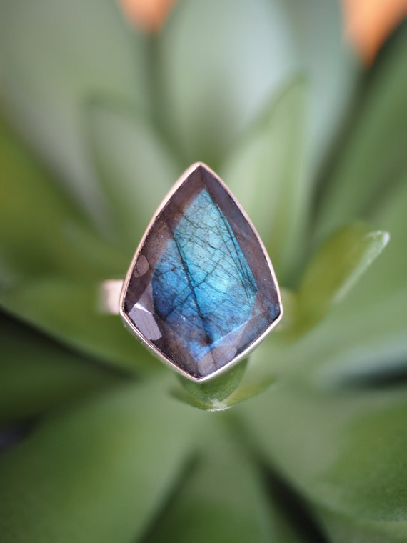 FACET LABRADORITE RING - Rare labradorite Crystal - Adjustable Sterling silver ring - 925 - Iridescent Gemstone - Statement Chakra Ring