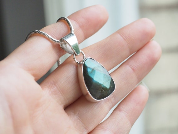 CUTE LABRADORITE FACET - Rare faceted 925 Sterling Silver Necklace - Healing Crystal Choker - Glowing Crystal Gemstone - Throat Chakra Gift