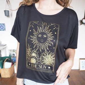 YOGA TAROT CROP - Sun Tarot Crop Top - Zeefdruk Limited Edition - Goedgekeurd voor veganisten - 100% katoen - Non-binair - Unisex actieve vrijetijdskleding