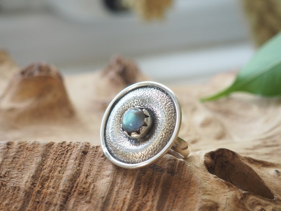 LABRADORITE SHIELD RING - Textured Ring - 925 Sterling Silver - Healing Crystal - Rustic - Glowing Gem - Vintage style - Adjustable Ring