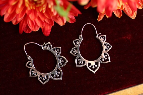 SILVER FLOWER EARRINGS - Indian Style - Ethnic jewelry - Tribal - Vintage - Sacred Geometry - Lotus Flower of life - Hippie Christmas Gift