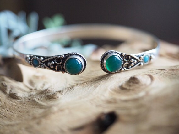 GREEN CRYSTAL BANGLE - Silver Plated Bracelet - Healing Crystal - Chakra - Statement bracelet - Boho - Vintage jewellery - Tibetan Style