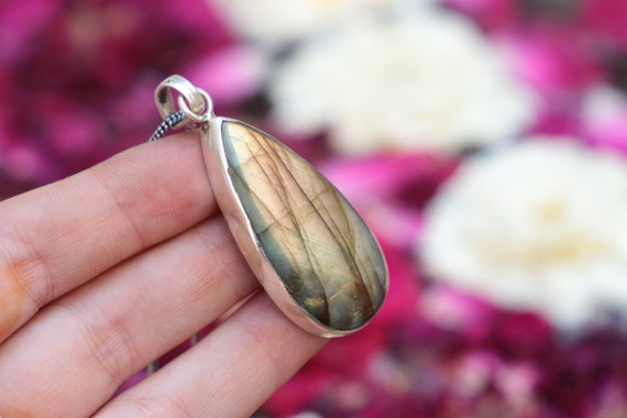 GLOWING LABRADORITE NECKLACE - Sterling Silver Necklace - Gemstone - Third eye Chakra - Iridescent - Crystal - Natural Crystal Necklace