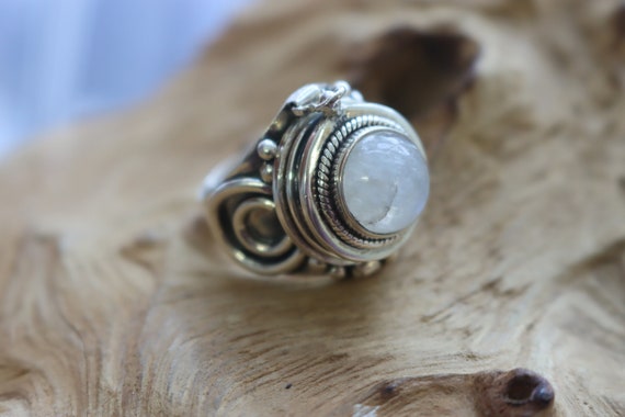 MOONSTONE PILL RING - Sterling Silver Ring - Pill box ring - Locket Ring - 925 - Vintage Ring - Magic crystal - Moonchild - Luna - Gemstone