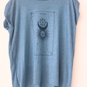 BLAUWE TAROTTOREN - T-shirt Tower Tarot - Tarotkaart - Ontwerp maan en zon - Zacht katoen - Ronde hals - Yoga-T-shirt - Active Wear - Boho-yogatop