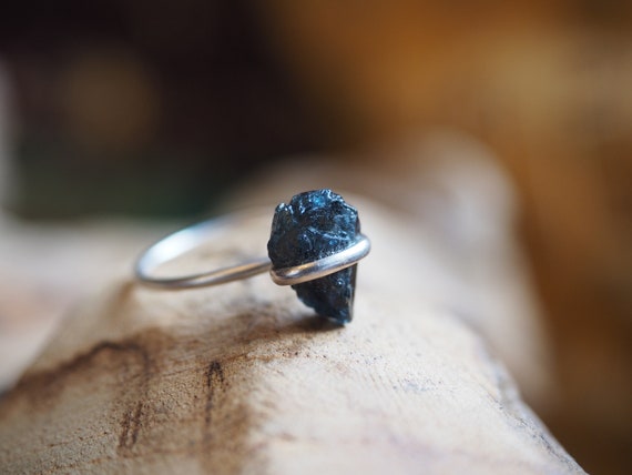 BLACK TOURMALINE RING - Crystal Chip Stack Ring - Sterling silver 925 - Unpolished - Rustic Gemstone - Organic - Natural Crystal - Size P/Q