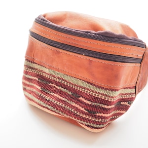 VINTAGE LEATHER PURSE - Kilim Cross Body bag - Sac banane unisexe bohème - Aztèque - Tapis marocain en cuir - Sac à dos - Sac pour homme - Sac à bandoulière