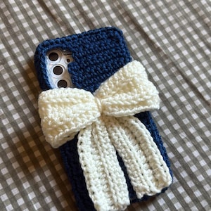 Funda de teléfono personalizada con lazo de crochet: regalo personalizado tejido a mano para iPhone y Android.