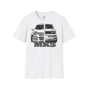 Può includere: T-shirt bianca con grafica nera di un'auto divisa verticalmente. La grafica dell'auto include il testo "MKS" in un carattere in grassetto e stilizzato. La maglietta ha un girocollo e maniche corte.