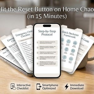 Puede incluir: Un teléfono inteligente que muestra una guía digital Step-by-Step Protocol con varias páginas de listas de verificación superpuestas, incluyendo Emergency Cleaning Checklist y Quick Declutter Framework. El texto dice Hit the Reset Button on Home Chaos (in 15 Minutes).