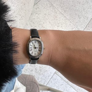 Oval damklocka med romerska siffror: Svart läderarmband