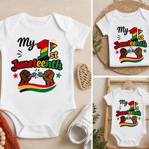 Könnte beinhalten: Weiße Baby-Bodys und T-Shirts mit dem Text "My 1st Juneteenth" in Schwarz, Rot, Grün und Gelb. Das Design beinhaltet eine Grafik einer zerbrochenen Kette und die Farben der panafrikanischen Flagge. Die Shirts werden auf einer Holzleiter und einer gewebten Matte ausgestellt.