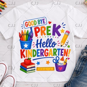 Può includere: T-shirt bianca con un design grafico colorato per la transizione dalla scuola materna alla scuola elementare. Il design include le parole "GOOD BYE PREK Hello KINDERGARTEN!" con illustrazioni di pastelli, una matita, libri, una mela e un righello.