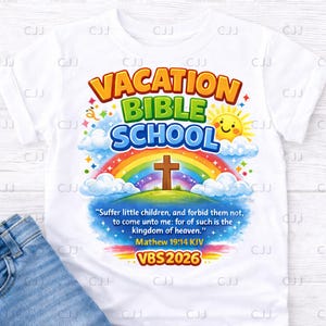 Puede incluir: Camiseta blanca con un gr&aacute;fico colorido que promociona la Escuela B&iacute;blica de Vacaciones. El dise&ntilde;o incluye un arco&iacute;ris, un sol sonriente y el texto "VACATION BIBLE SCHOOL". Un vers&iacute;culo b&iacute;blico y "VBS 2026" tambi&eacute;n est&aacute;n impresos.