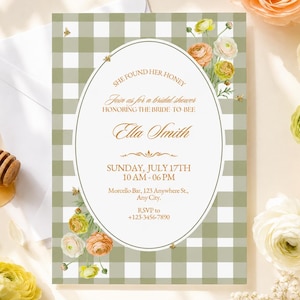 Puede incluir: Una invitación rectangular para despedida de soltera con un patrón de cuadros verde salvia y blanco, un marco central ovalado e ilustraciones florales. El texto dice: She found her honey, Join us for a bridal shower, Honoring the bride to bee, Ella Smith, Sunday, July 17th, 10 AM - 06 PM, Morcello Bar, 123 Anywhere St., Any City, RSVP to +123-3456-7890.