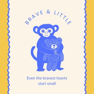 Op de afbeelding: Blauwe illustratie op een crèmekleurige achtergrond met een aap die een beer omhelst. De tekst erboven luidt "BRAVE & LITTLE" en daaronder "Even the bravest hearts start small". De afbeelding heeft een blauwe geschulpte rand op een gele achtergrond.