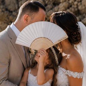 Personalisierte Bambusfächer, individuelle Gastgeschenke für Hochzeit, Taufe oder Babyparty, gravierte Namen und Datum, Geschenk für Sommerzeremonien