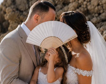 Ventagli in bambù personalizzati, bomboniere personalizzate per matrimoni, battesimi e baby shower, con nomi e date incisi, regalo per cerimonie estive.