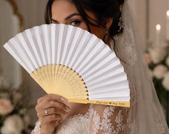 Ventagli in bambù personalizzati, bomboniere personalizzate per matrimoni, battesimi e baby shower, con nomi e date incisi, regalo per cerimonie estive.